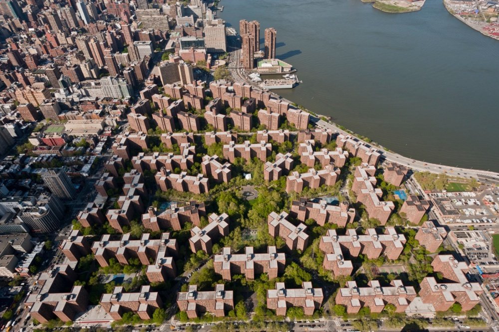 Blackstone’s Leaky Property Fund Pays for a Thumbs Up By CAMREO